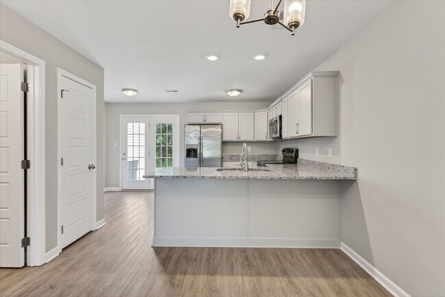 Building Photo - The Stowe Court Dog Friendly Condo for rent!