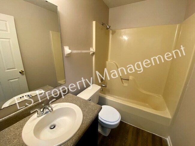 Building Photo - Wonderful 3 Bedroom 2 Bathroom Ranch Style...