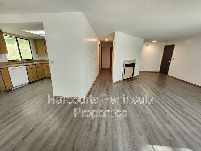 Building Photo - 6465 Lewis Dr NE