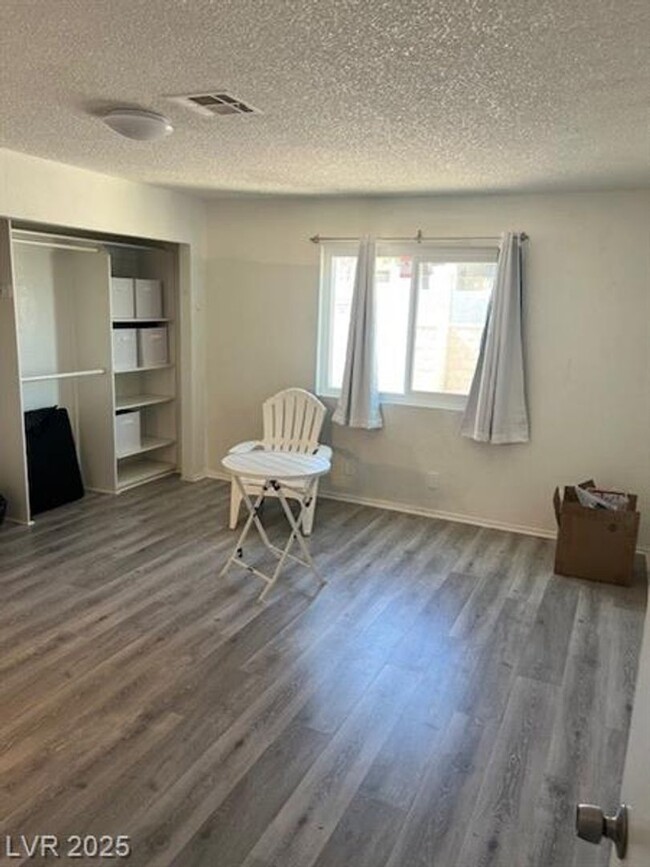 Building Photo - A very Nice and Clean 2 Bedroom, 2 Bathroo...