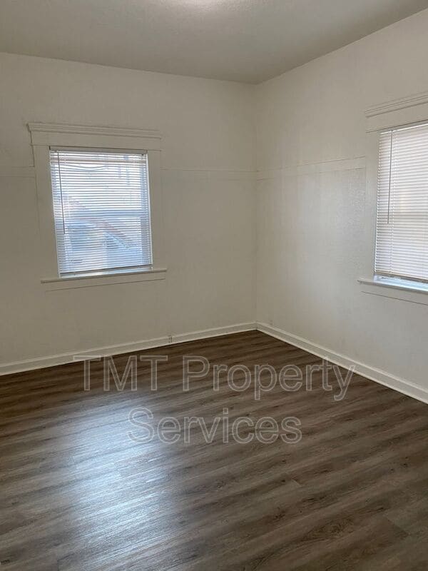 Building Photo - 202-208 W Oak Street