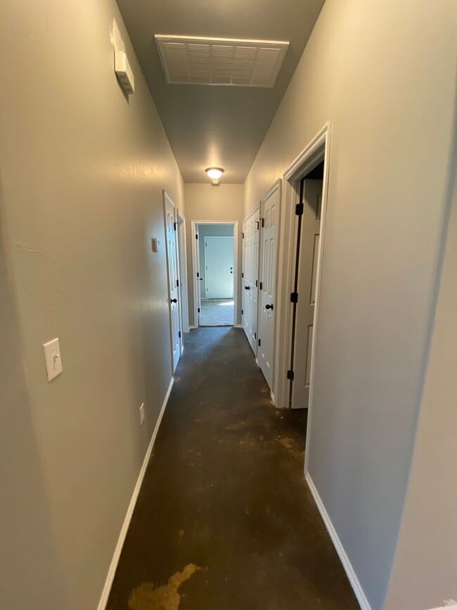 Building Photo - 3 bedroom and 2 bathroom duplex in El Reno!