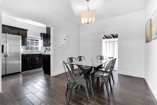 Building Photo - 2315 SW 17th St