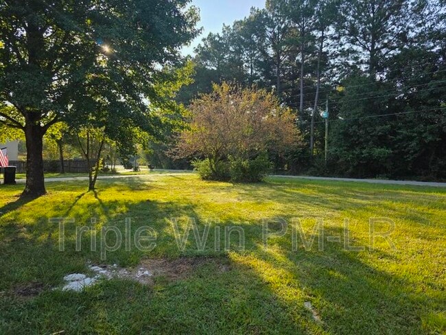 Building Photo - 8 Helen St