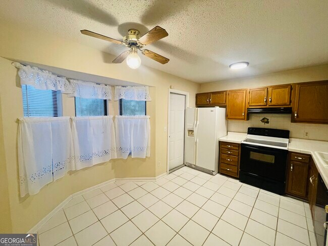 Building Photo - 136 Creekwood Cir