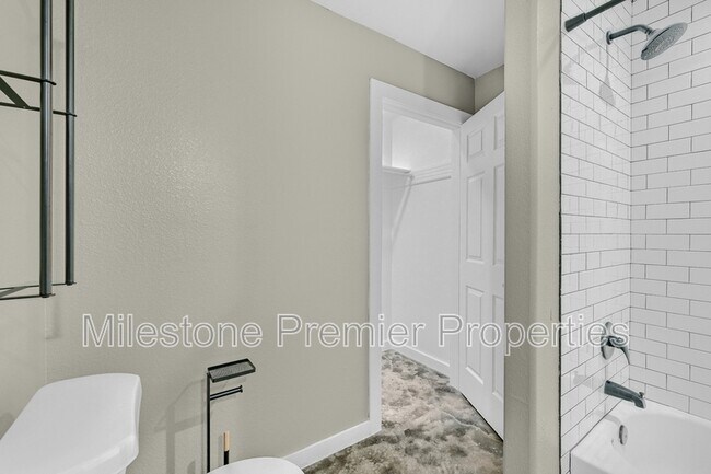 Building Photo - 616 W Coffin St