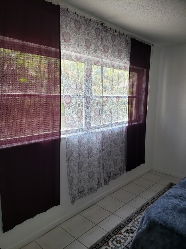 bedroom - 300 NE 14th Ave