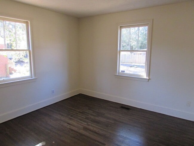 Building Photo - Close to Swan Lake