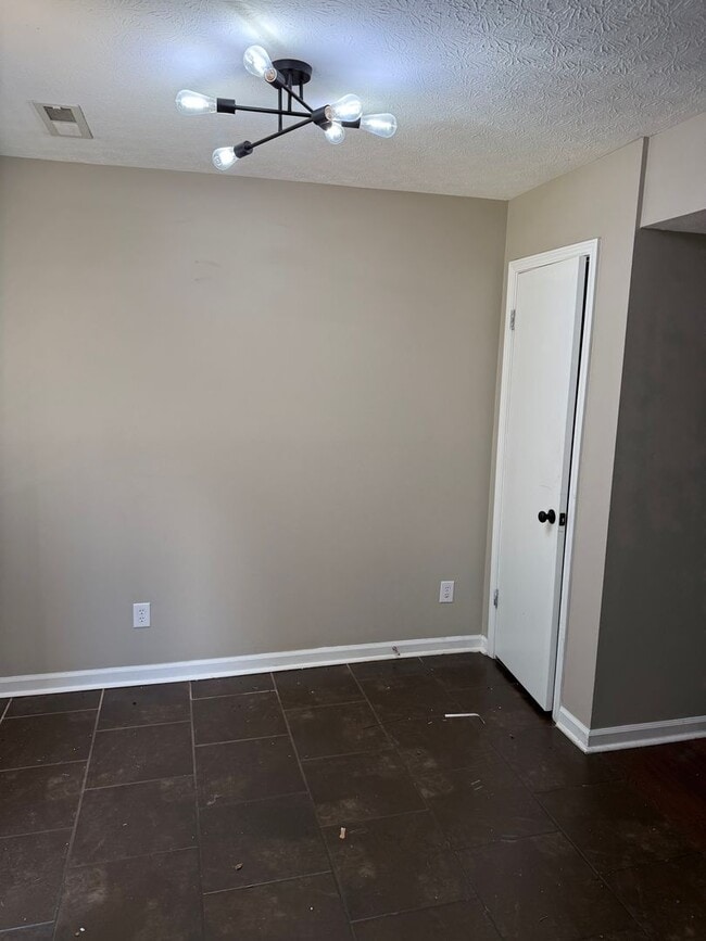 Building Photo - 2 Bed / 1.5 Bath