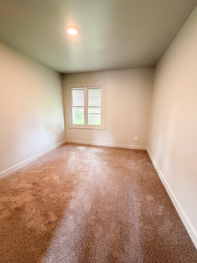 Building Photo - 15815 Evergreen Rd