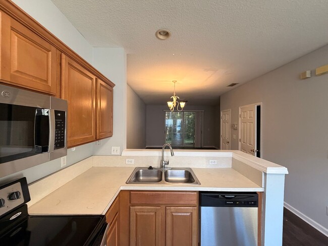 Building Photo - 2/2.5 Townhome in Drayton Park!