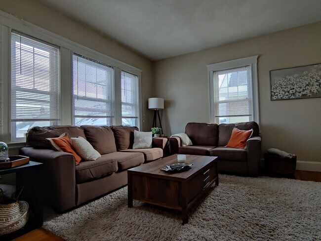 Building Photo - No Brokers Fee, Large Fully Renovated Unit in Oak Sq. Free Laundry, Backyard, Patio, Parking Incl...