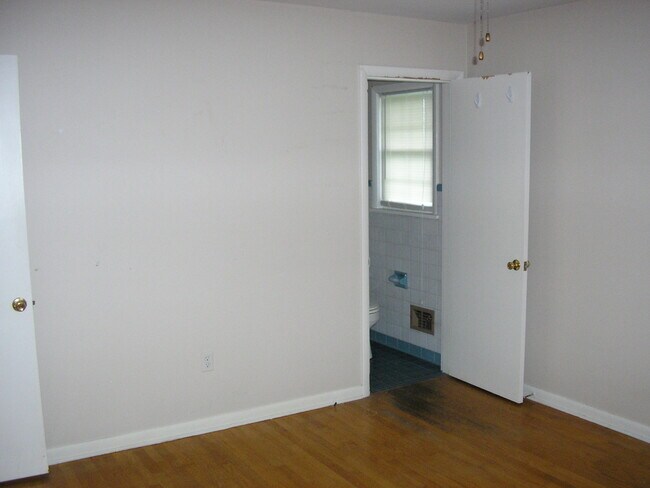 Building Photo - 1415 Woodhurst St