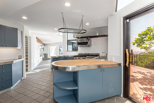 Building Photo - 8424 Grand View Dr