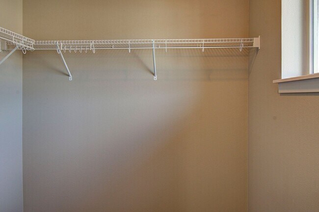 Building Photo - 3 BR, 2.5 BA Creekwood Townhome - $500 OFF 1st Mo. Rent!