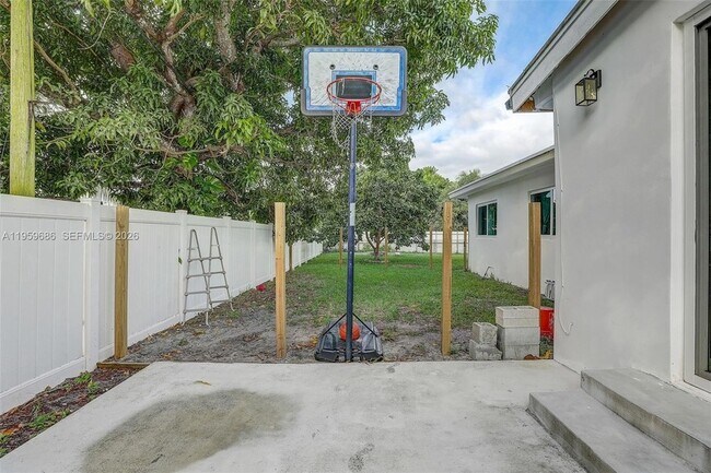 Building Photo - 14530 Garden Dr