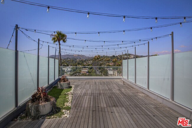 Building Photo - 5750 Hollywood Blvd