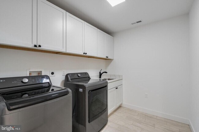 Building Photo - 4626 Brooks St NE