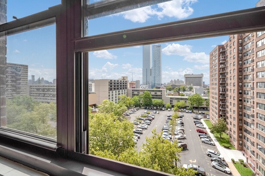 Building Photo - 225 Saint Pauls Ave