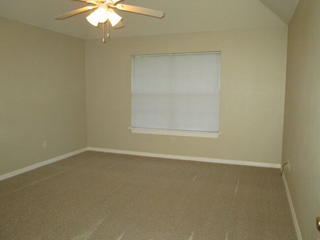 Building Photo - Spacious 3 bedroom 2 bath home in Tyler! Coming soon!