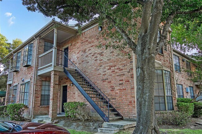 Building Photo - 2255 Braeswood Park Dr