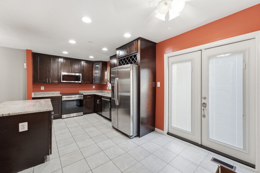 Building Photo - 10703 Campus Way S