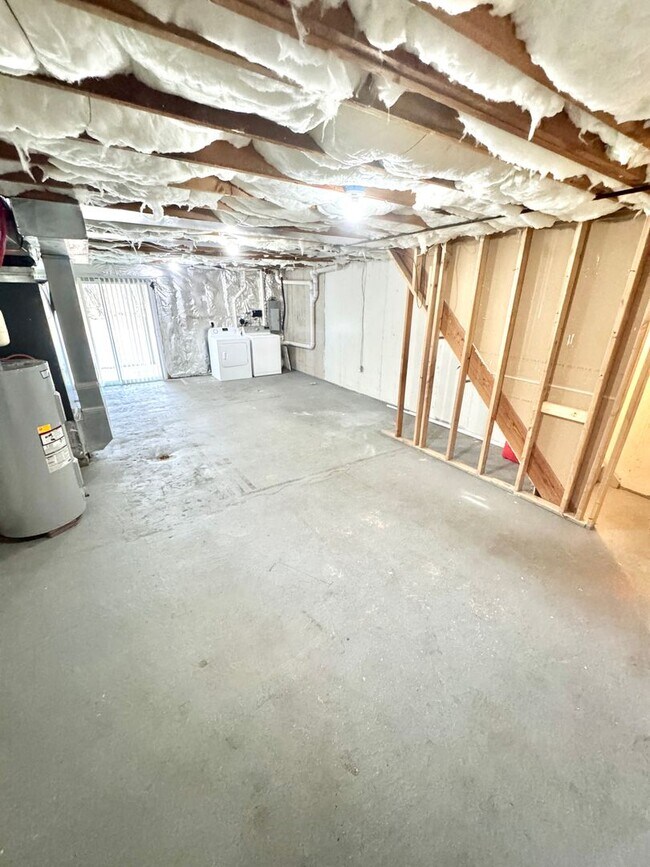 Building Photo - COMPLETELY REMODELED THREE BEDROOM Twin