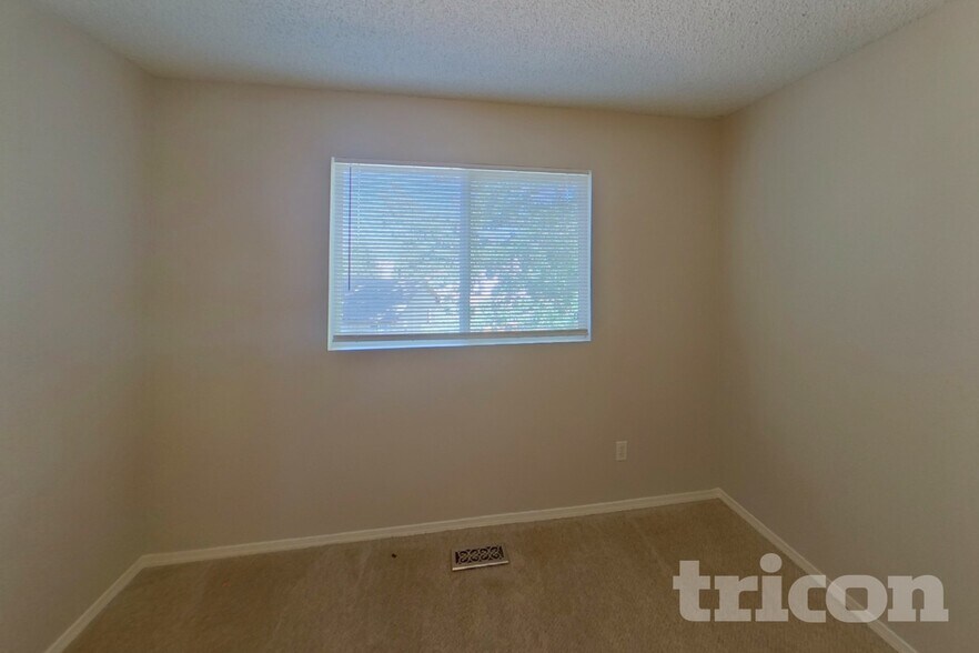 Building Photo - 656 Golden Eagle Dr