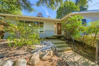 Building Photo - Beautiful Modern House Near Lake Hills and...