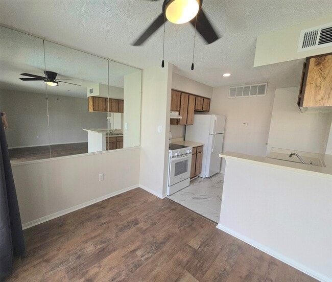 Building Photo - 250 El Dorado Blvd