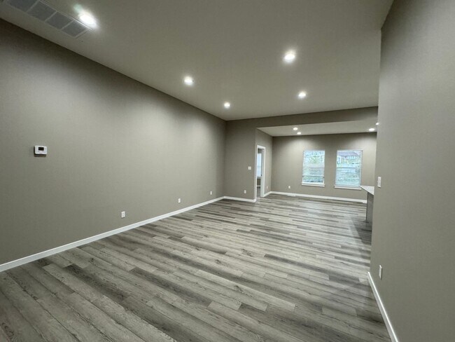 Building Photo - Newer 4 Bedrooms/2 Baths/Oversized 2 Car Garage Home Coming Available!