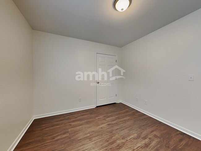 Building Photo - 706 Walnut Crossing Dr