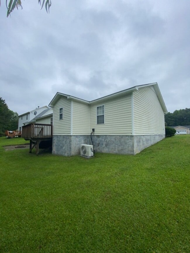 Building Photo - Three Bedroom in WILLOW RUN!