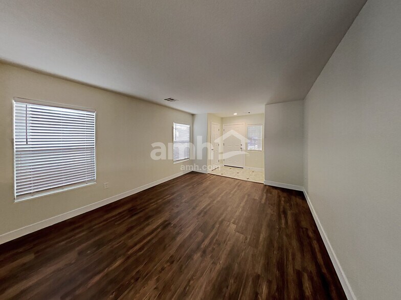 Building Photo - 2408 Cockatiel Dr