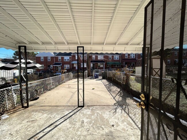 Building Photo - 3 Bedrooms and 1.5 baths Available!