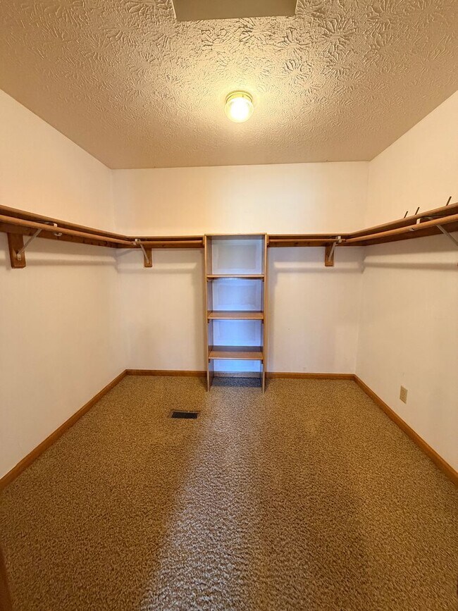 Building Photo - 705 Hummingbird Ln