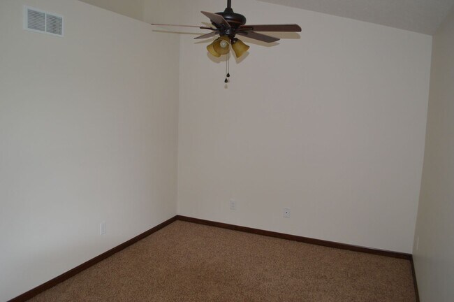 Building Photo - 585 Birch Hill Dr