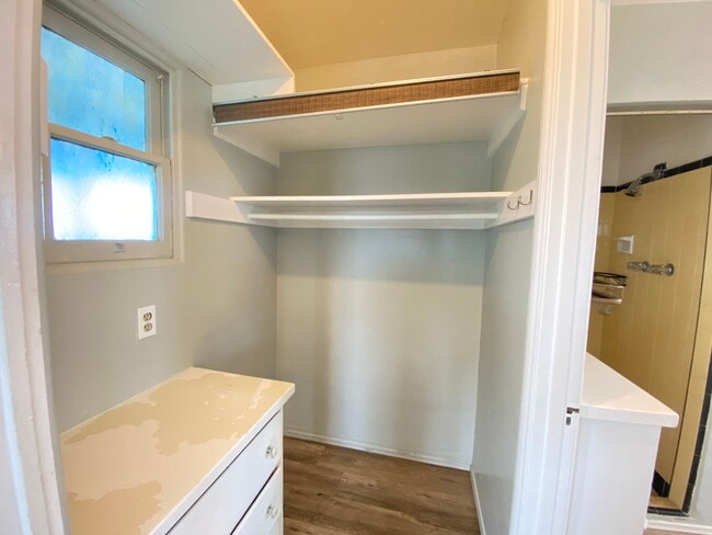Building Photo - CHARMING NORTH PARKING ONE BEDROOM! LARGE ...