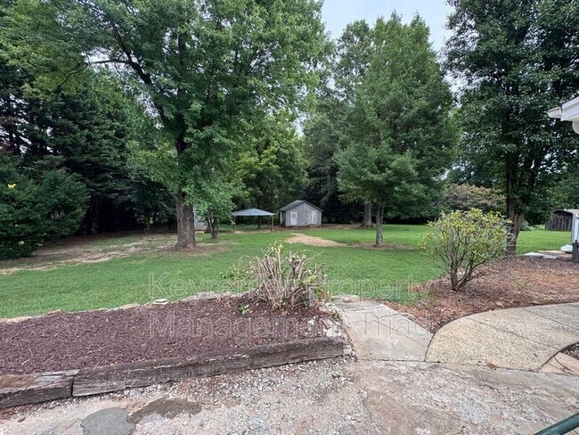 Building Photo - 8020 Linville Rd