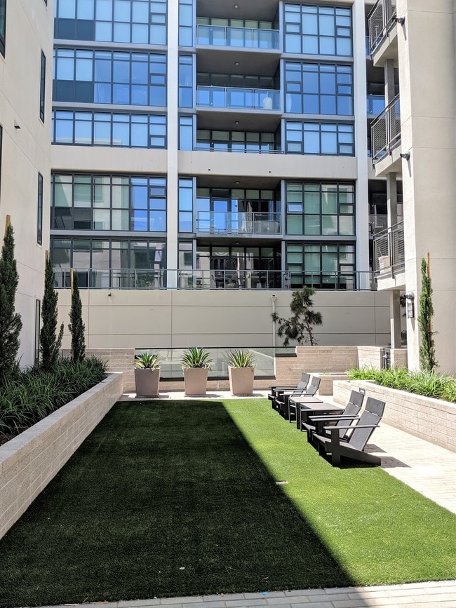 Outdoor Lounge Area - 2324 Nolita