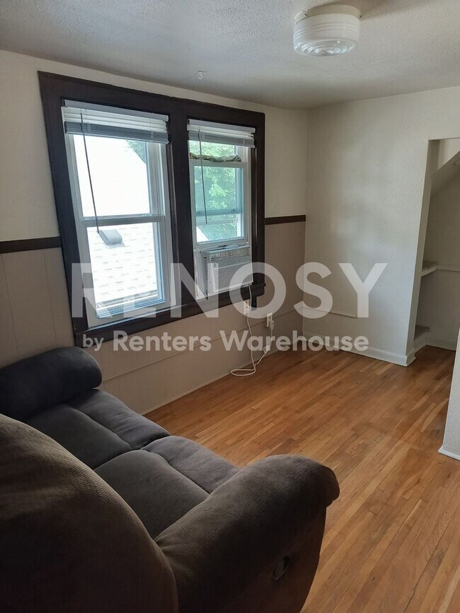 Building Photo - 1BD/1BA Duplex in Saint Paul Available Now