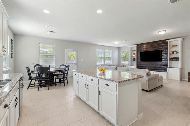 Building Photo - 112 Silver Springs Bend