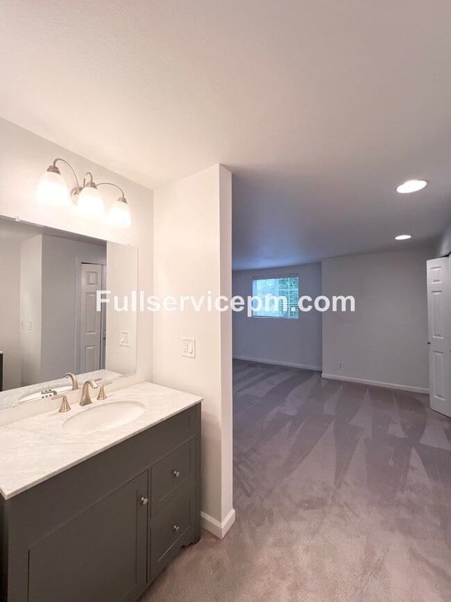 Building Photo - Stylish and Updated Newport Crest Condo