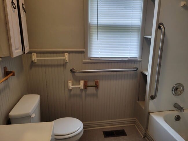 Building Photo - 2 Bedroom 1 Bath House $895!