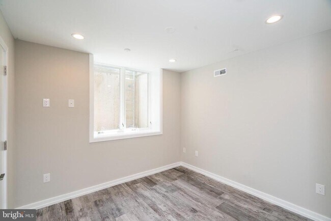 Building Photo - 1701 Bainbridge St