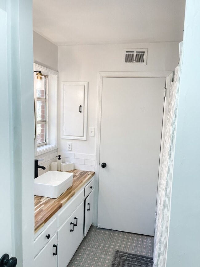 Building Photo - Charming Apt near Savannah's Historic District! Unit 1