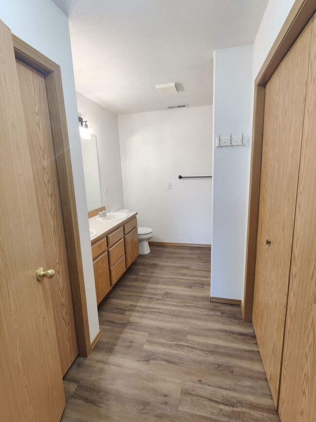 Building Photo - Great South Kennewick location close to fr...
