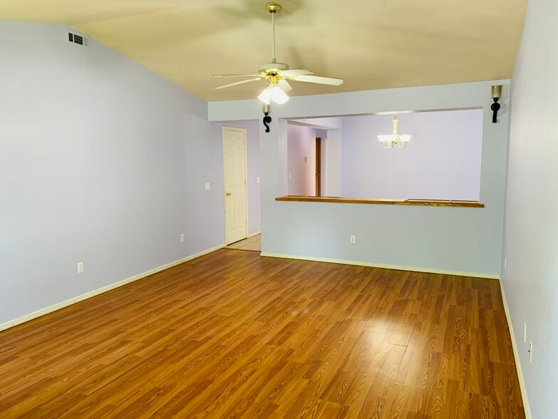 Building Photo - 917 E Mimosa Pl