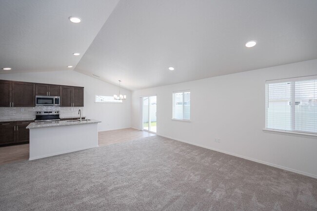 Building Photo - Charming 3 Bedroom Home