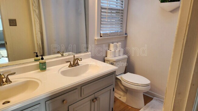 Building Photo - 2018 Cambridge Dr